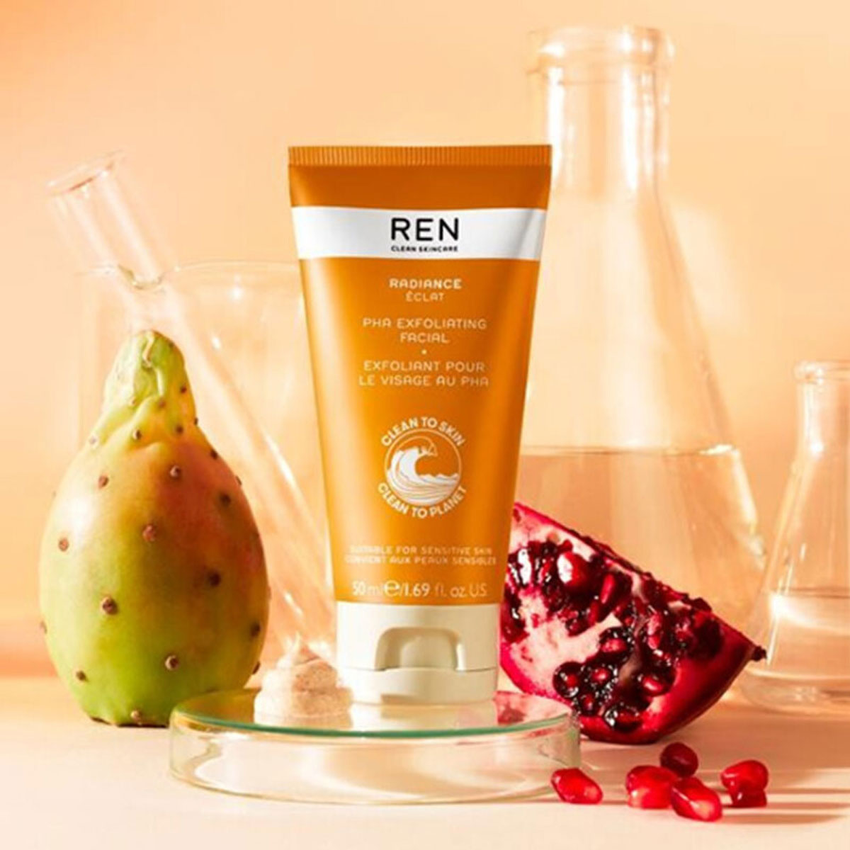 REN Radiance Skincare Exfoliating Facial Peeling mit 3-fach-Wirkung